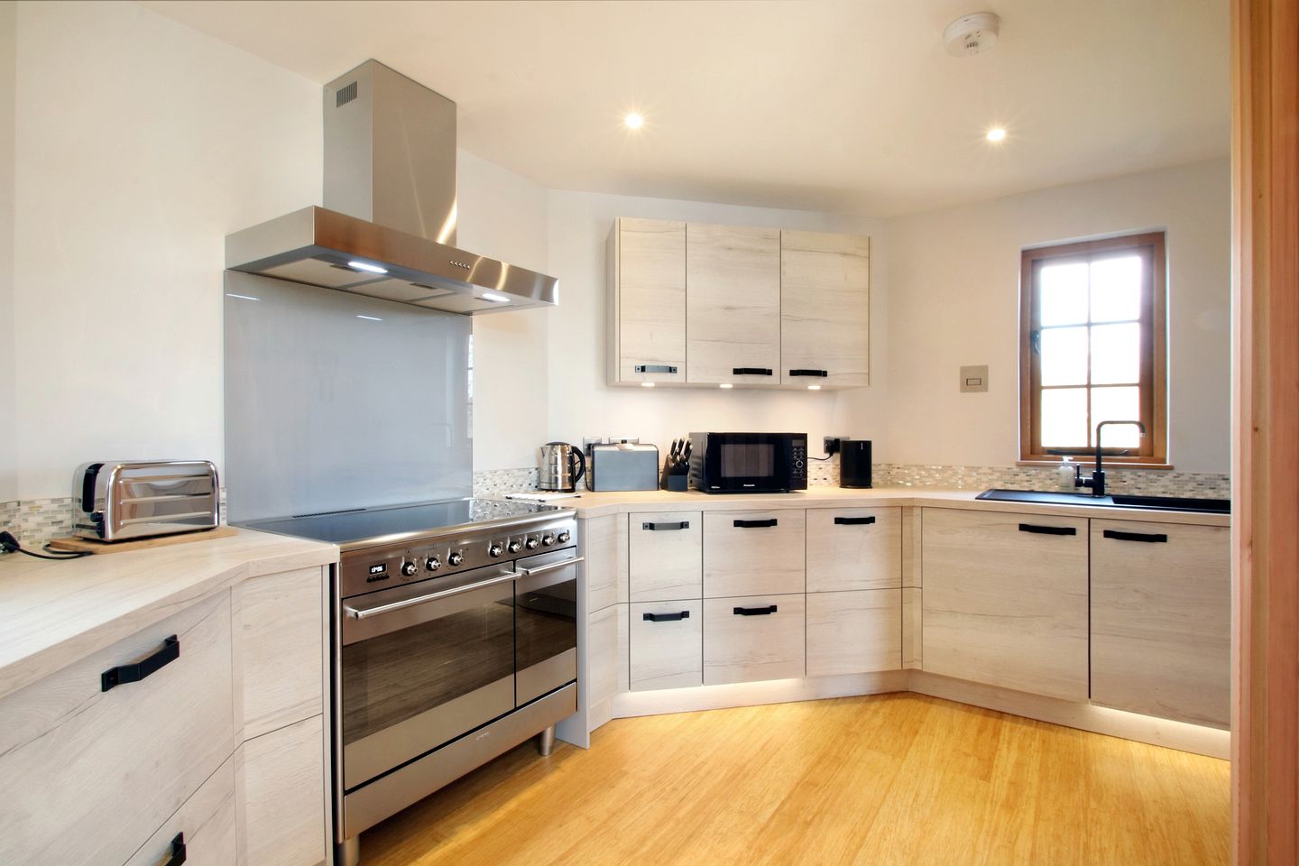 Elegant Treehouse Hideaway with Hot Tub and Pizza Oven near the South Coast, Hampshire