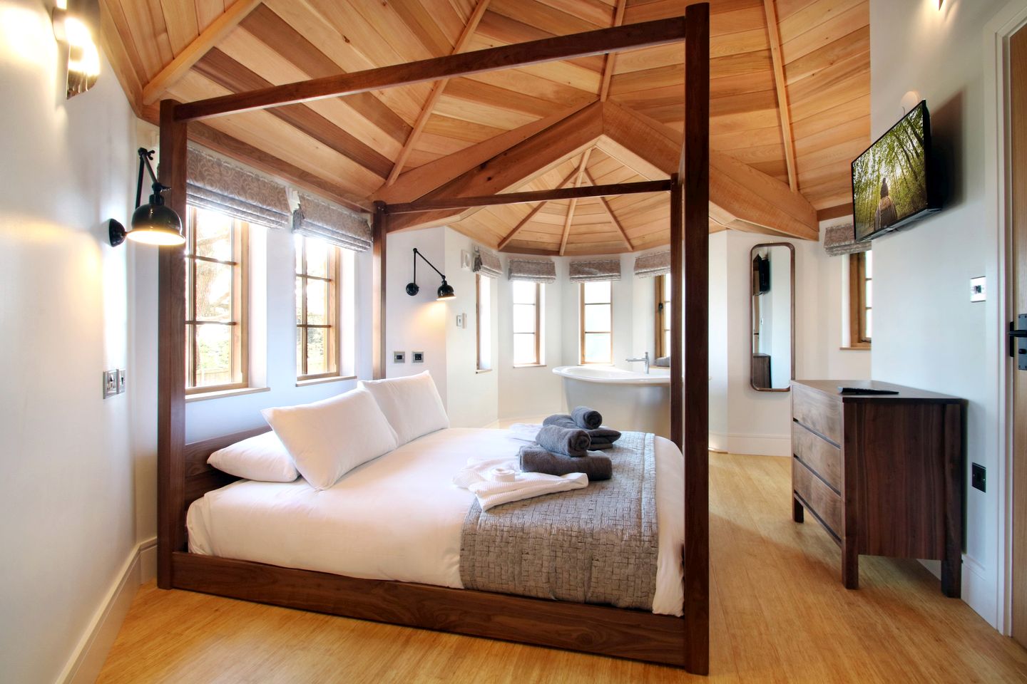 Elegant Treehouse Hideaway with Hot Tub and Pizza Oven near the South Coast, Hampshire