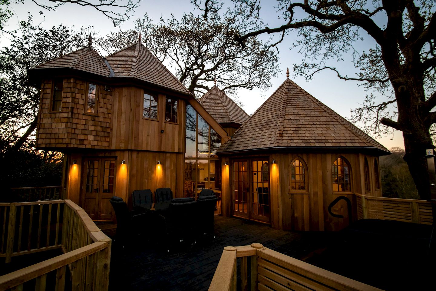 Elegant Treehouse Hideaway with Hot Tub and Pizza Oven near the South Coast, Hampshire