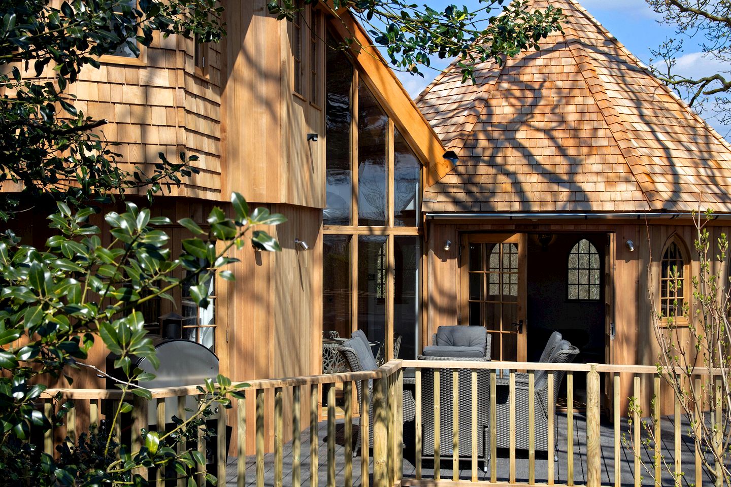 Elegant Treehouse Hideaway with Hot Tub and Pizza Oven near the South Coast, Hampshire