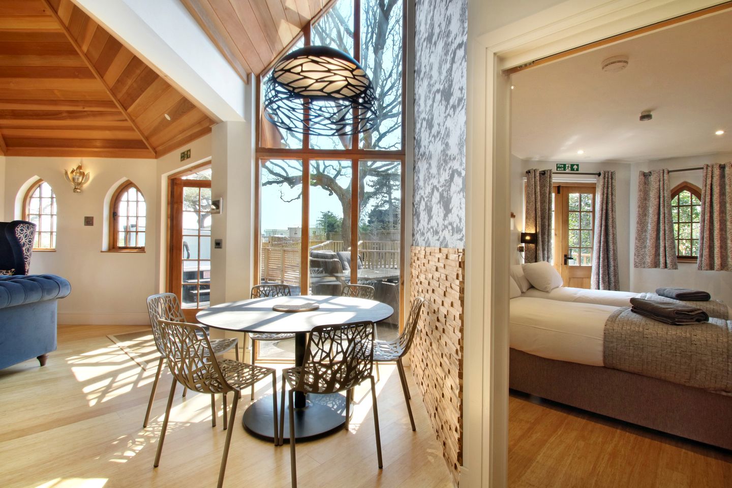Elegant Treehouse Hideaway with Hot Tub and Pizza Oven near the South Coast, Hampshire