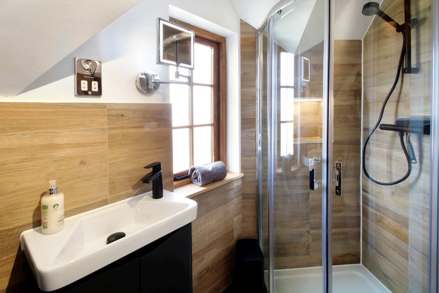 Elegant Treehouse Hideaway with Hot Tub and Pizza Oven near the South Coast, Hampshire