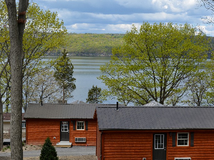 Cabins (Hector, New York, United States)