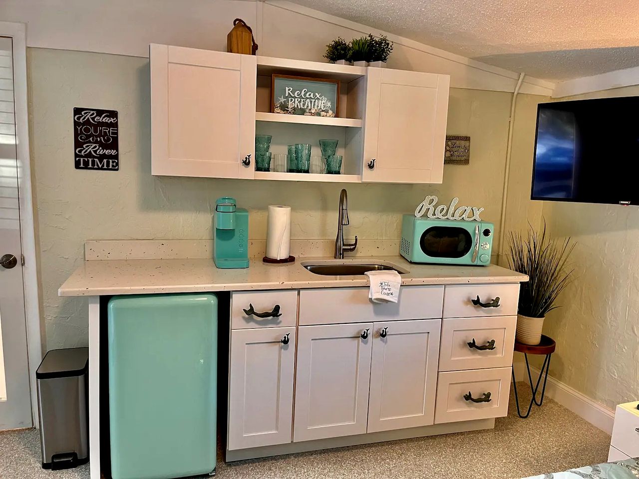 Gorgeous Cottage with Amazing River Sights in Weeki Wachee, Florida