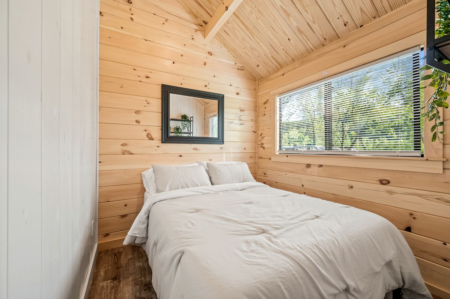 Charming Wooden Cabin Nestled Amidst Trees in Branson, Missouri
