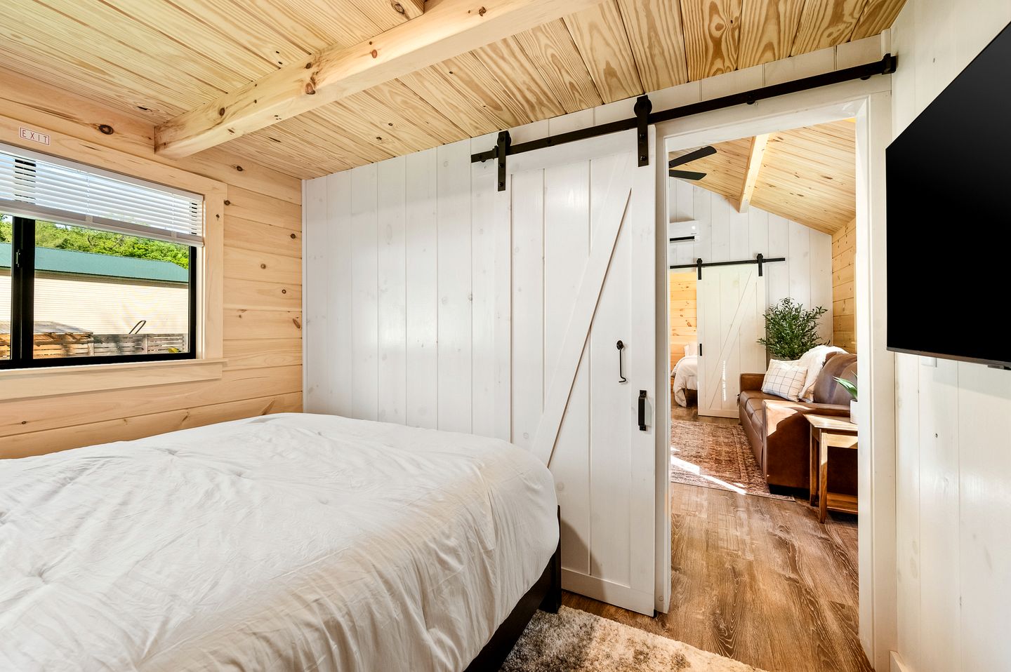 Charming Wooden Cabin Nestled Amidst Trees in Branson, Missouri