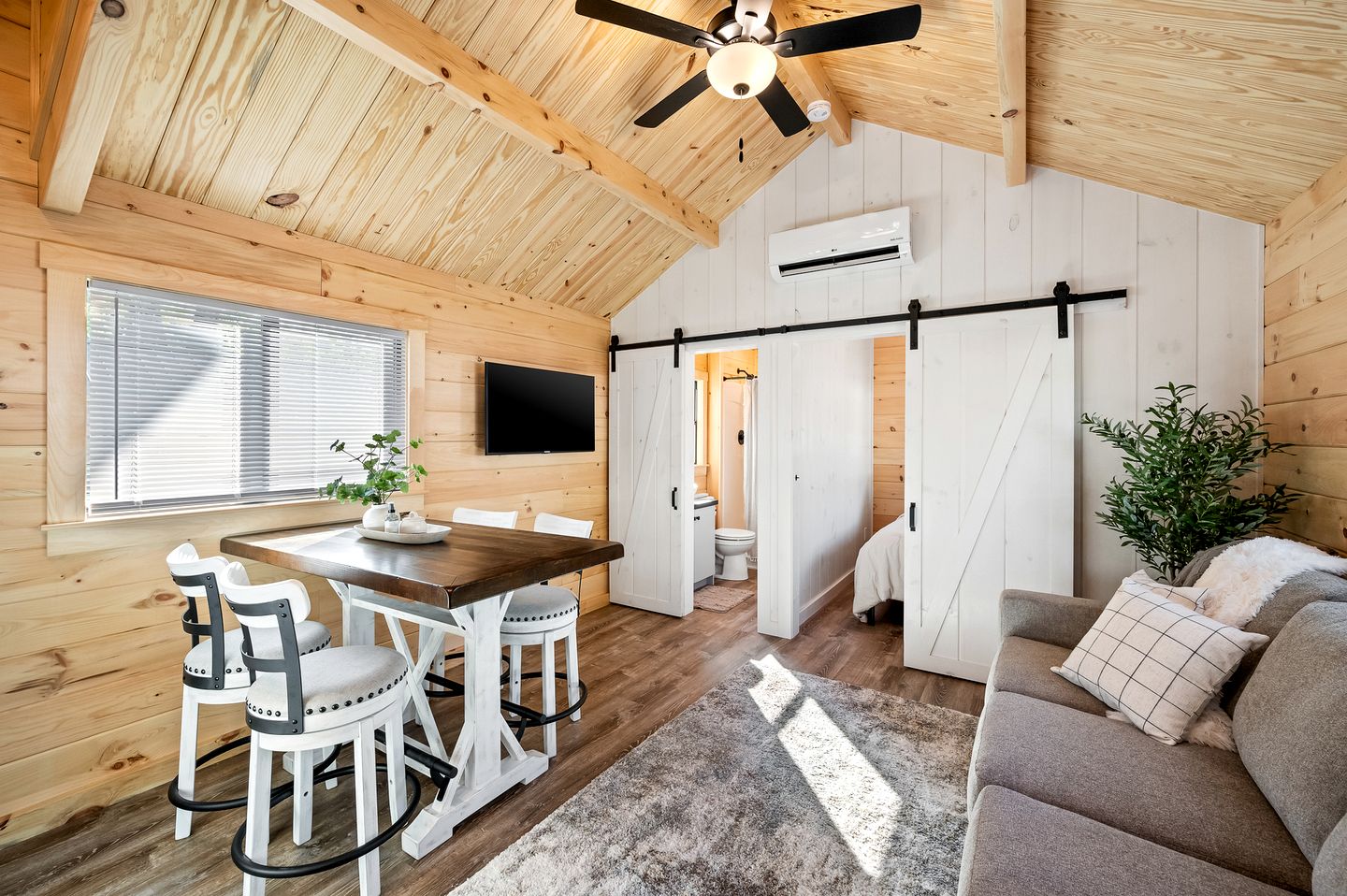 Stunning Rustic Wooden Cabin in Branson, Missouri
