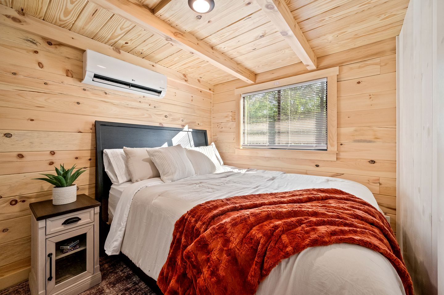 Stunning Rustic Wooden Cabin in Branson, Missouri