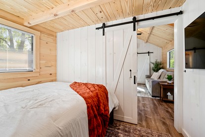 Stunning Rustic Wooden Cabin in Branson, Missouri - Photo 3
