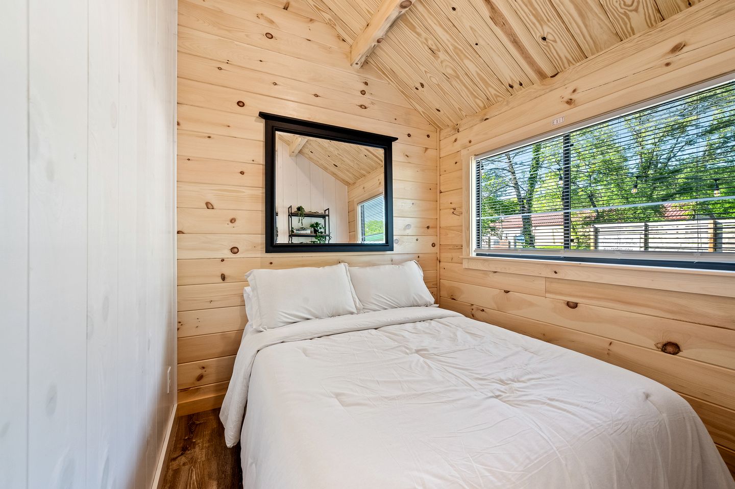 Stunning Rustic Wooden Cabin in Branson, Missouri