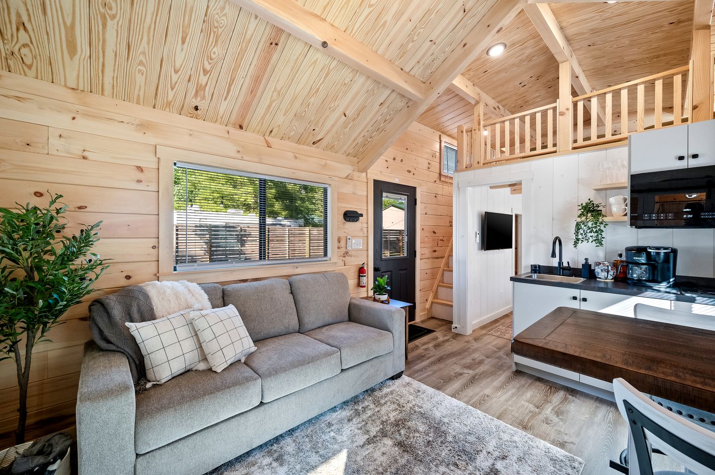 Stunning Rustic Wooden Cabin in Branson, Missouri