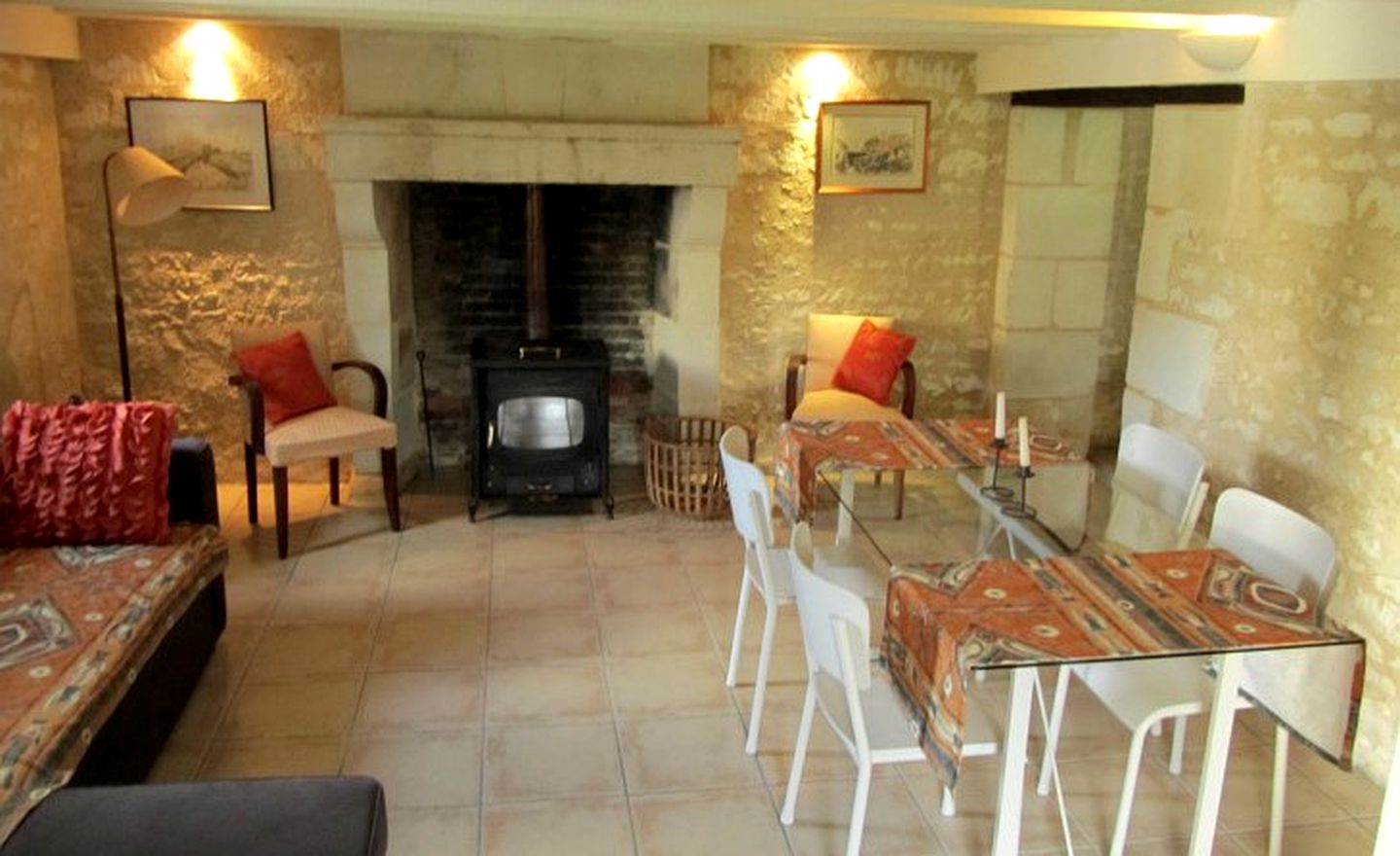 Six-Person Cottage with Shaded Terrace in Saires, France