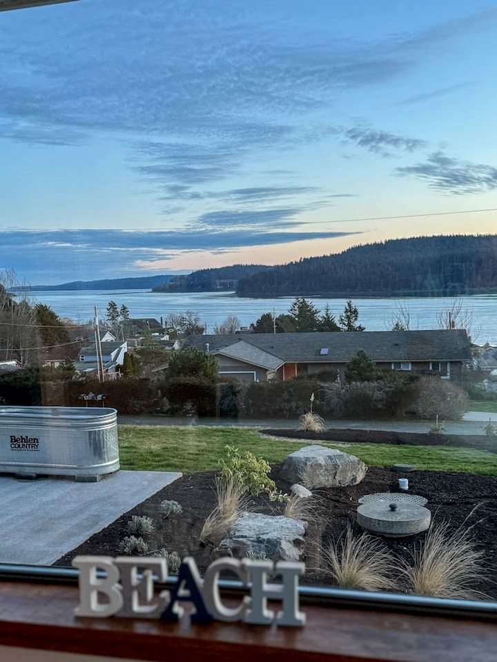 Peaceful Cabin with Bay Views and Outdoor Hot-Tub in Washington