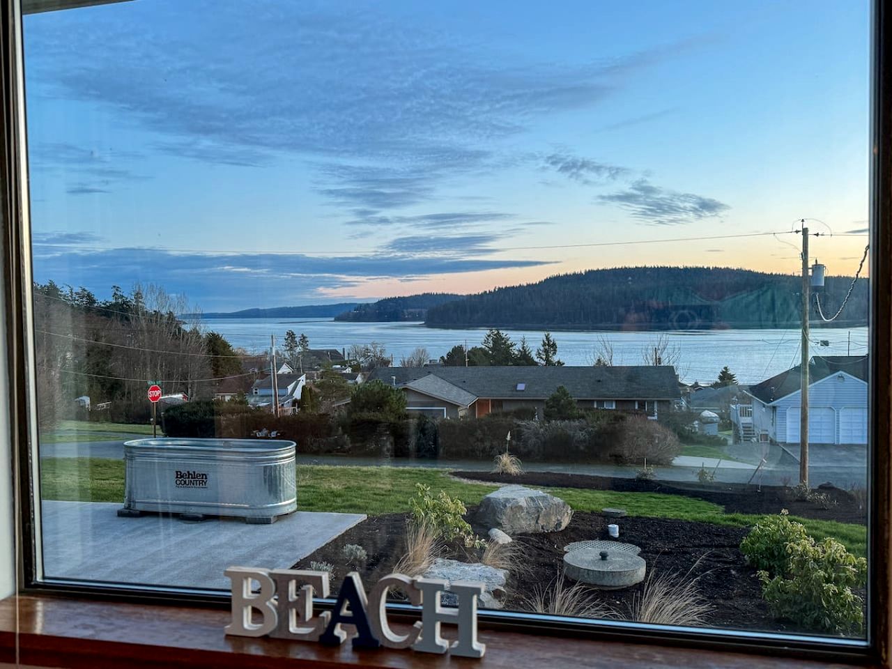 Peaceful Cabin with Bay Views and Outdoor Hot-Tub in Washington