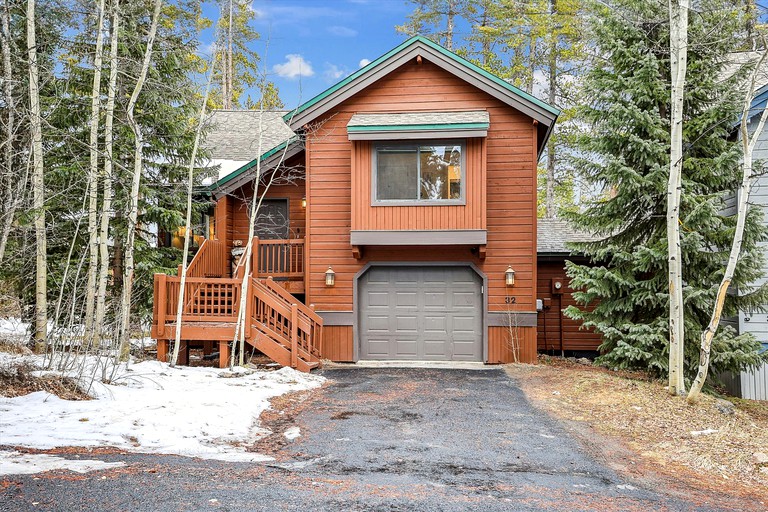 Bright and Modern Ski Cabin in Breckenridge Colorado with Private Hot-Tub Great for Families and Groups