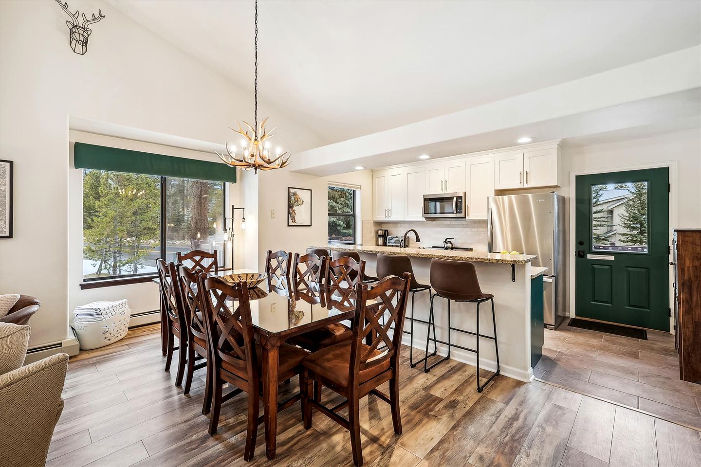 Bright and Modern Ski Cabin in Breckenridge Colorado with Private Hot-Tub Great for Families and Groups