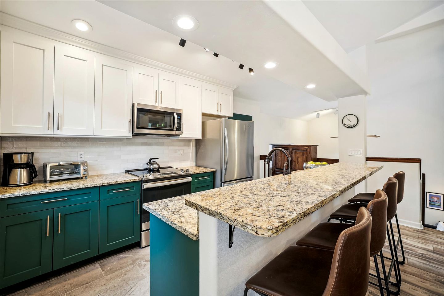 Bright and Modern Ski Cabin in Breckenridge Colorado with Private Hot-Tub Great for Families and Groups