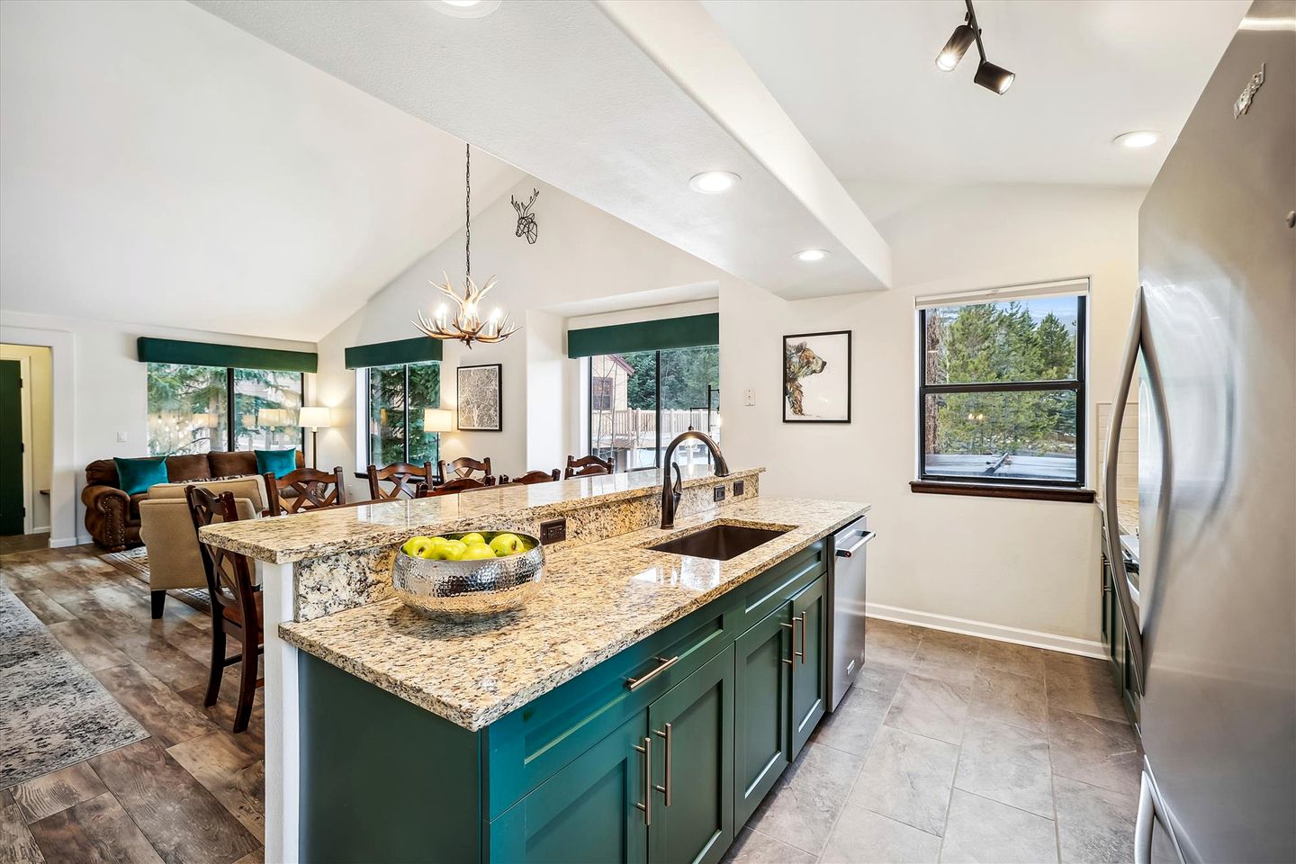 Bright and Modern Ski Cabin in Breckenridge Colorado with Private Hot-Tub Great for Families and Groups