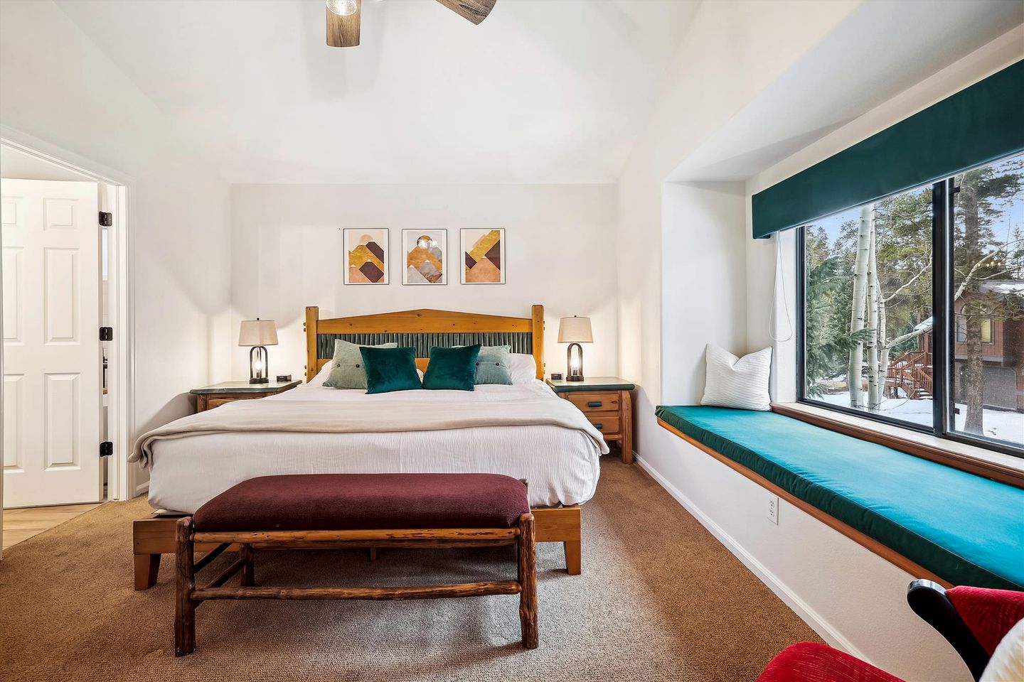 Bright and Modern Ski Cabin in Breckenridge Colorado with Private Hot-Tub Great for Families and Groups