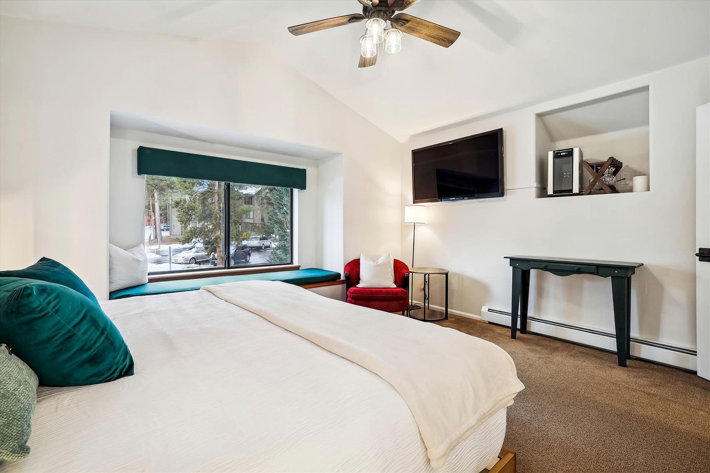 Bright and Modern Ski Cabin in Breckenridge Colorado with Private Hot-Tub Great for Families and Groups