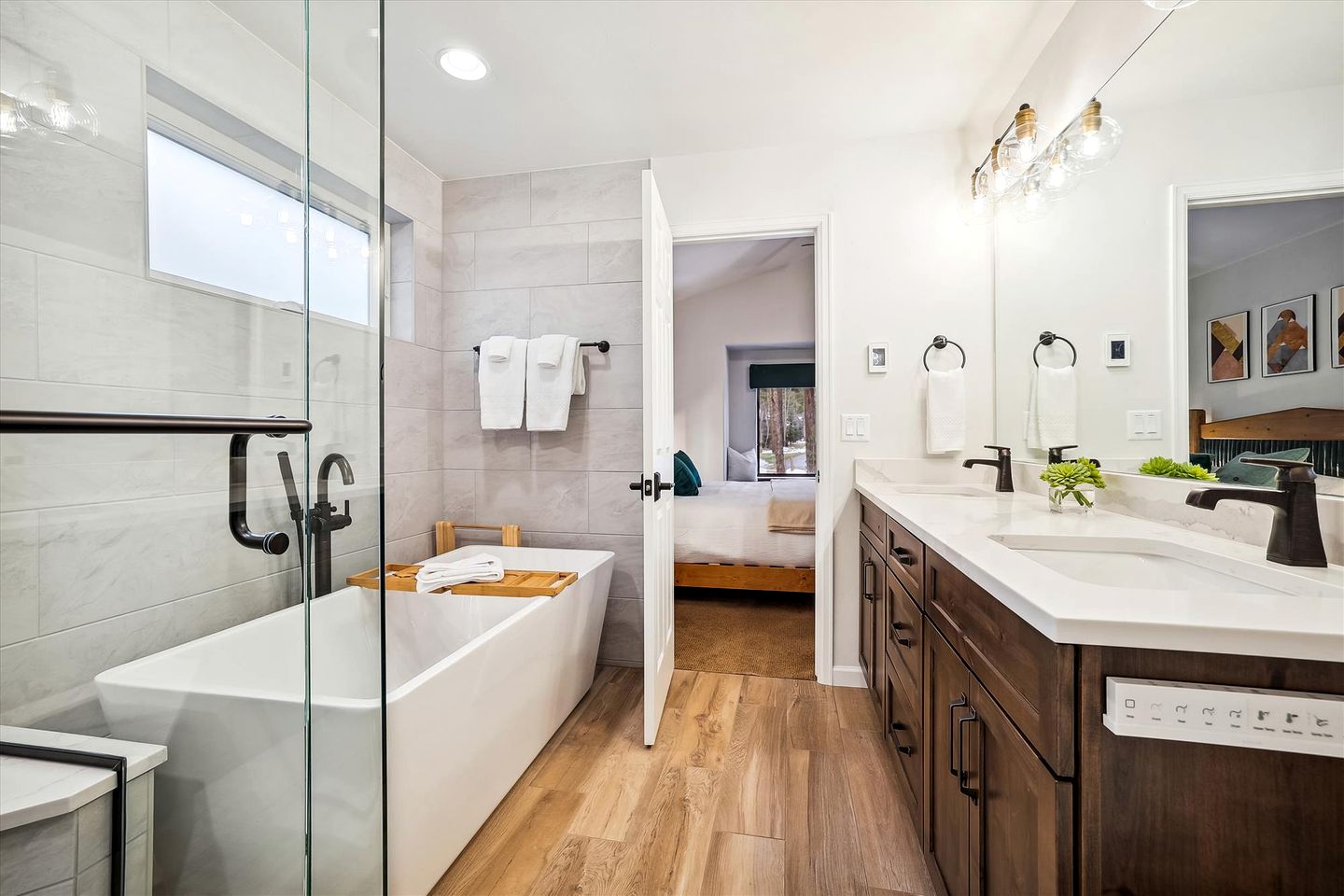 Bright and Modern Ski Cabin in Breckenridge Colorado with Private Hot-Tub Great for Families and Groups