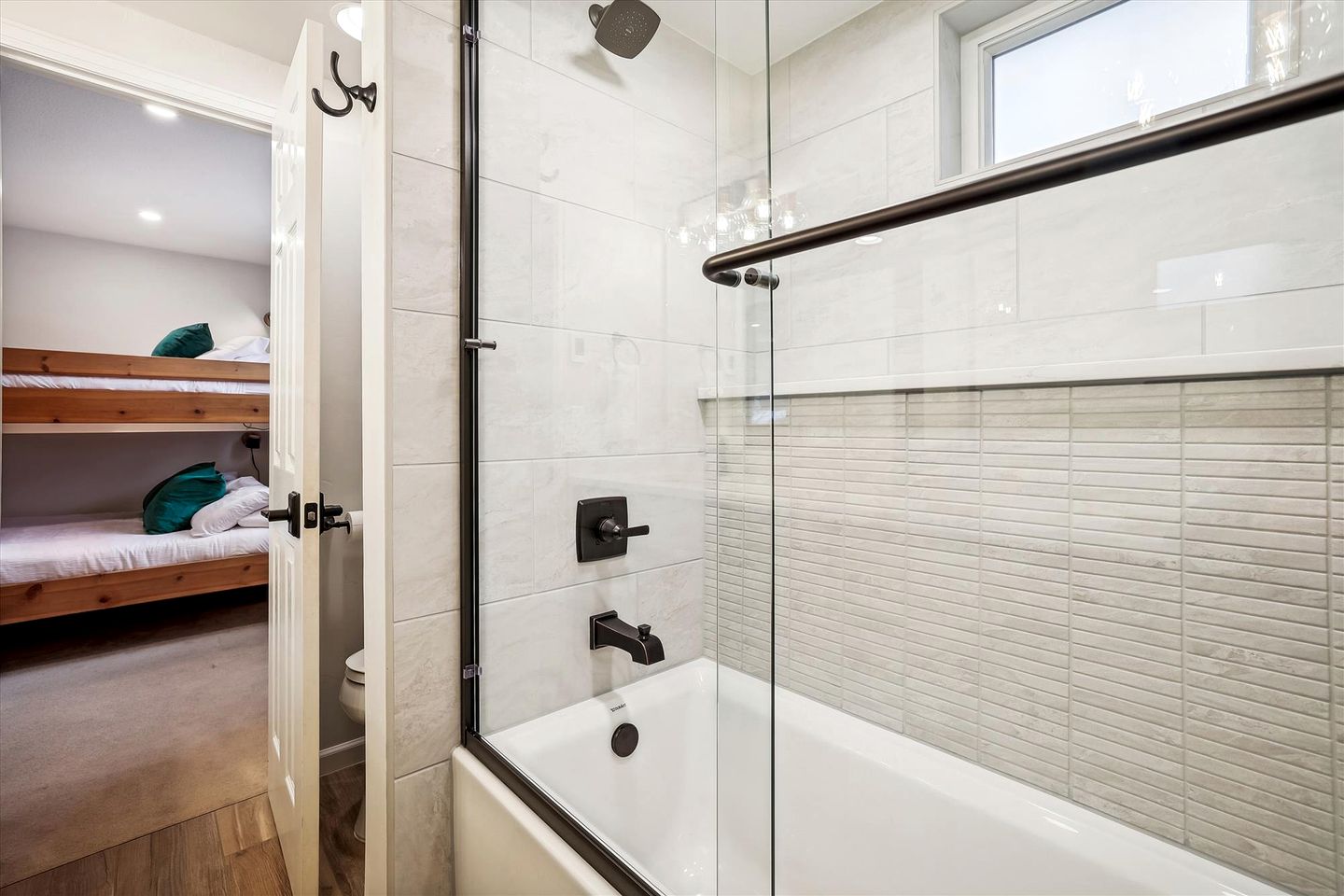 Bright and Modern Ski Cabin in Breckenridge Colorado with Private Hot-Tub Great for Families and Groups