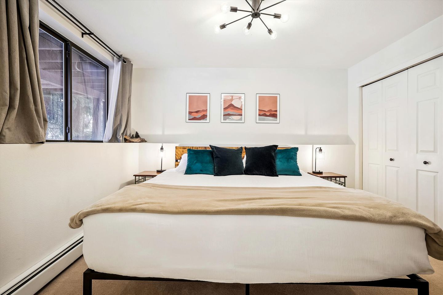 Bright and Modern Ski Cabin in Breckenridge Colorado with Private Hot-Tub Great for Families and Groups