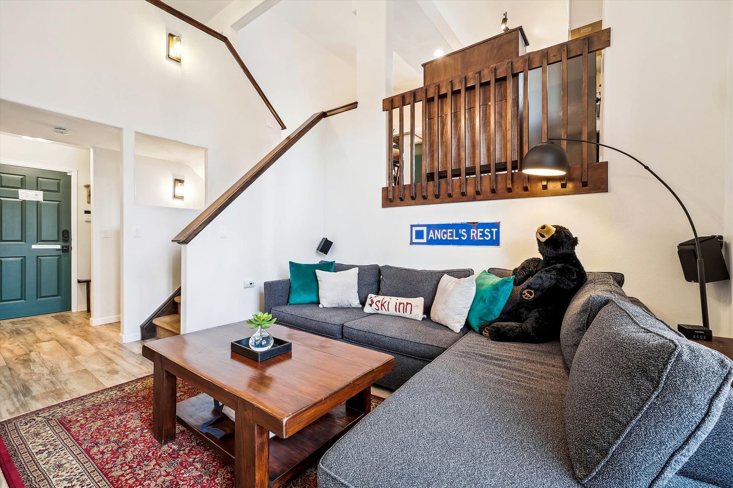 Bright and Modern Ski Cabin in Breckenridge Colorado with Private Hot-Tub Great for Families and Groups