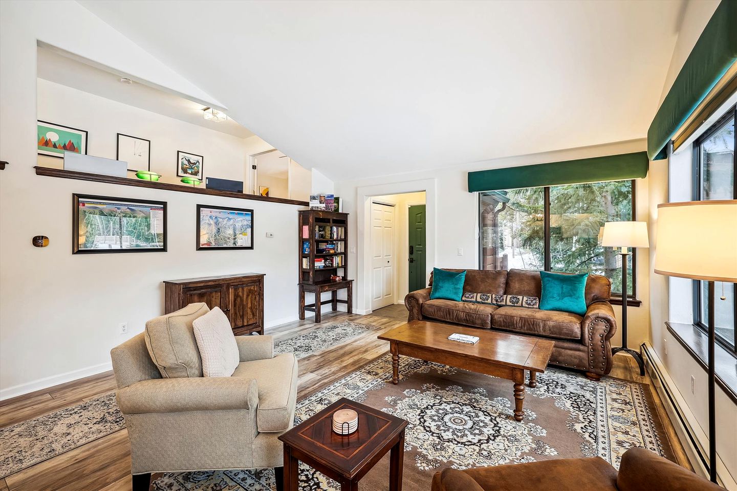 Bright and Modern Ski Cabin in Breckenridge Colorado with Private Hot-Tub Great for Families and Groups