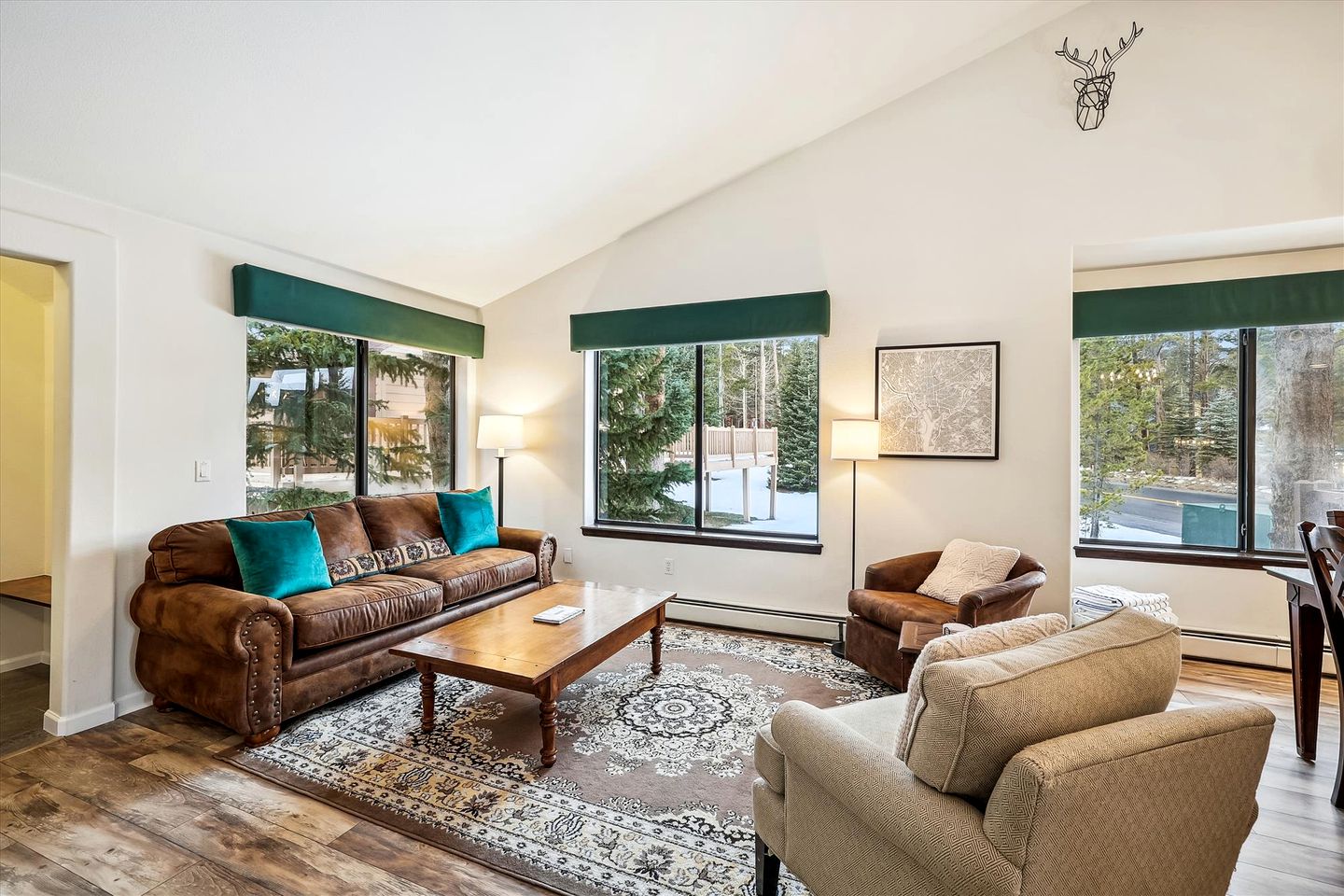 Bright and Modern Ski Cabin in Breckenridge Colorado with Private Hot-Tub Great for Families and Groups