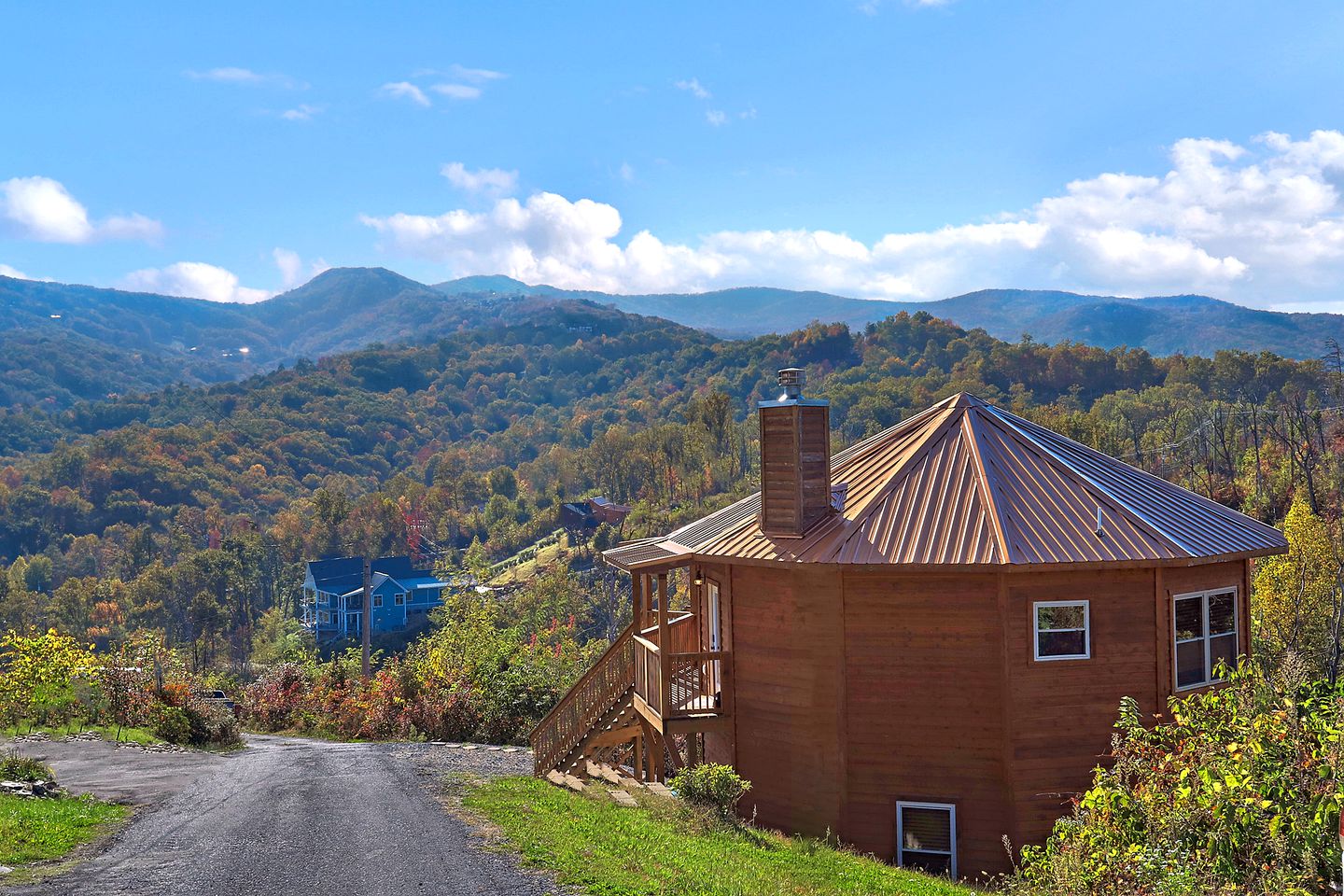 Gatlinburg Vacation Rental with Stunning Mountain Views for Group Glamping Vacations in Tennessee
