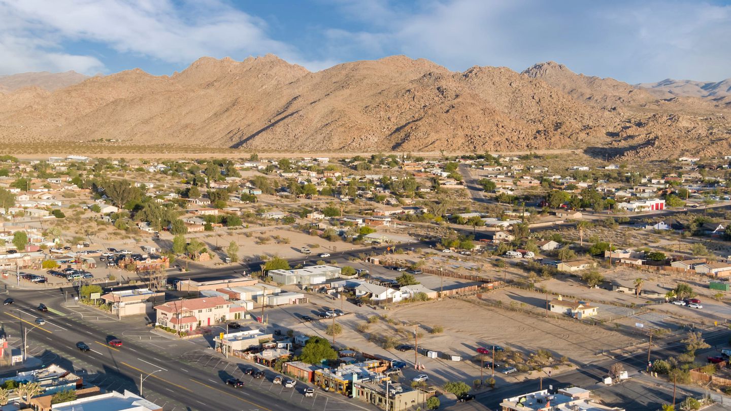 Stunning Vacation Rental with Hot-tub, Bocce Ball Court and Barbecue in Joshua Tree, California