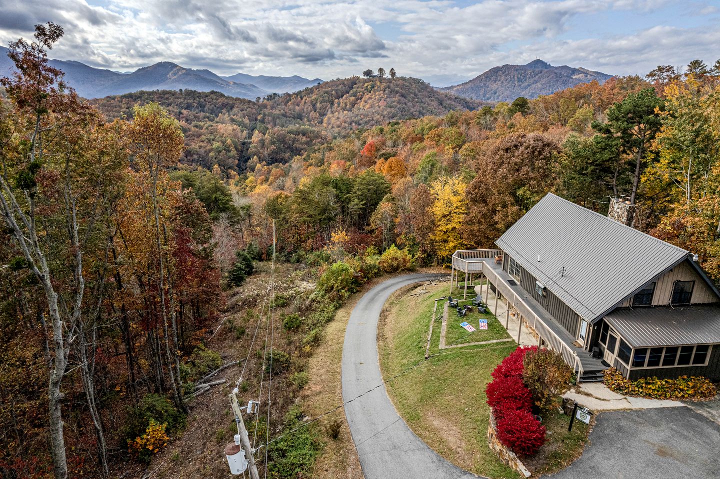 Mountain Majesty: Cabin in Bryson City with Panoramic Ridge Views