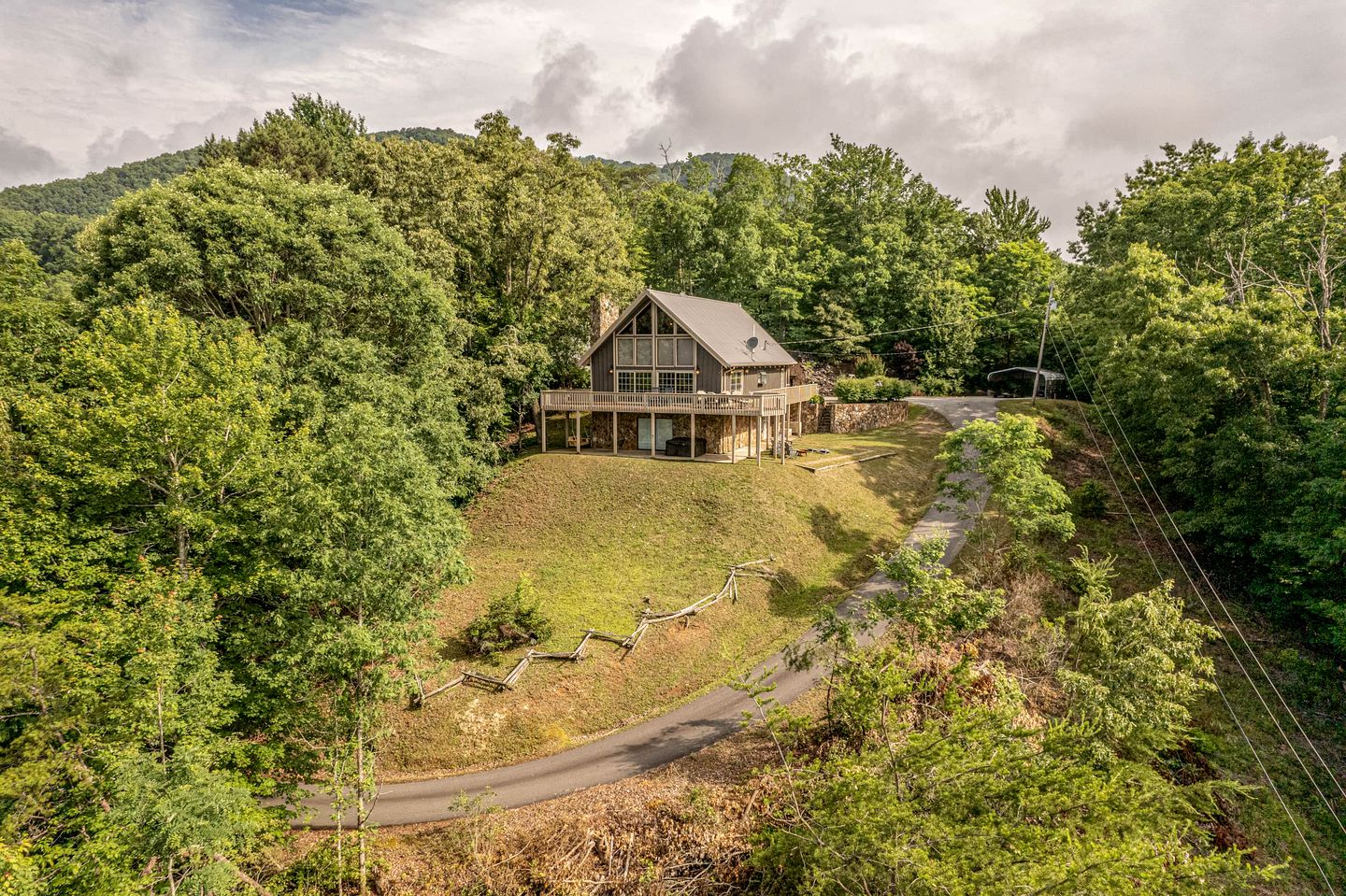 Mountain Majesty: Cabin in Bryson City with Panoramic Ridge Views