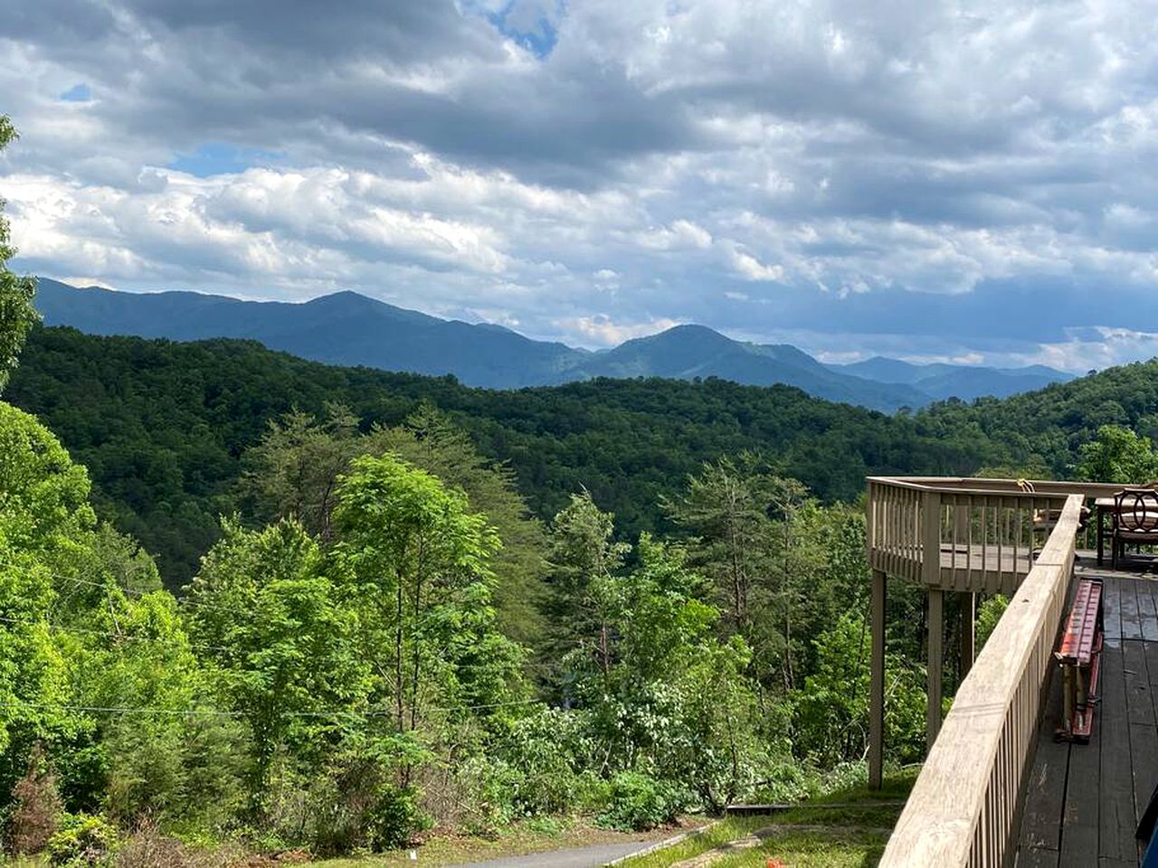 Mountain Majesty: Cabin in Bryson City with Panoramic Ridge Views