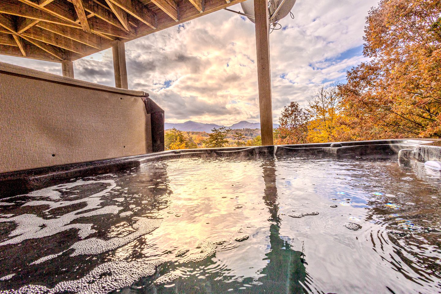 Mountain Majesty: Cabin in Bryson City with Panoramic Ridge Views