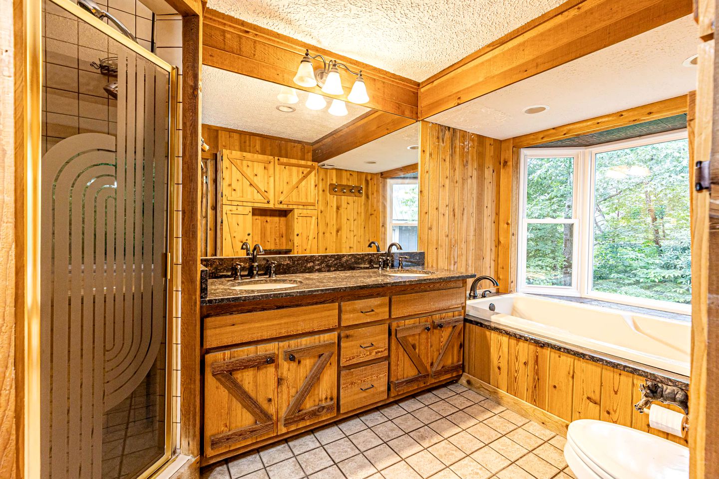 Mountain Majesty: Cabin in Bryson City with Panoramic Ridge Views