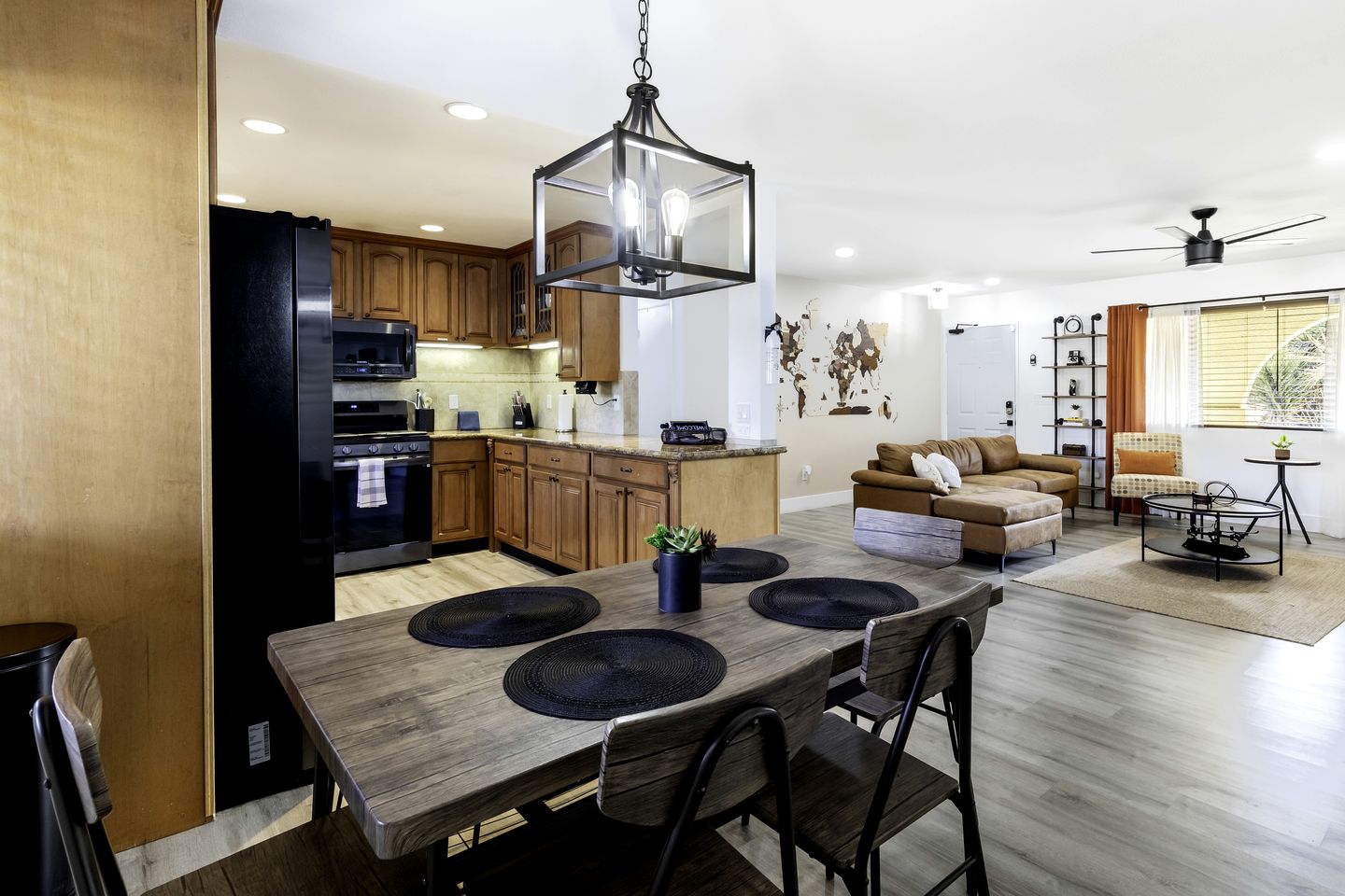 Stunning Cottage with Hot-tub and Fireplace in Yucca Valley, California