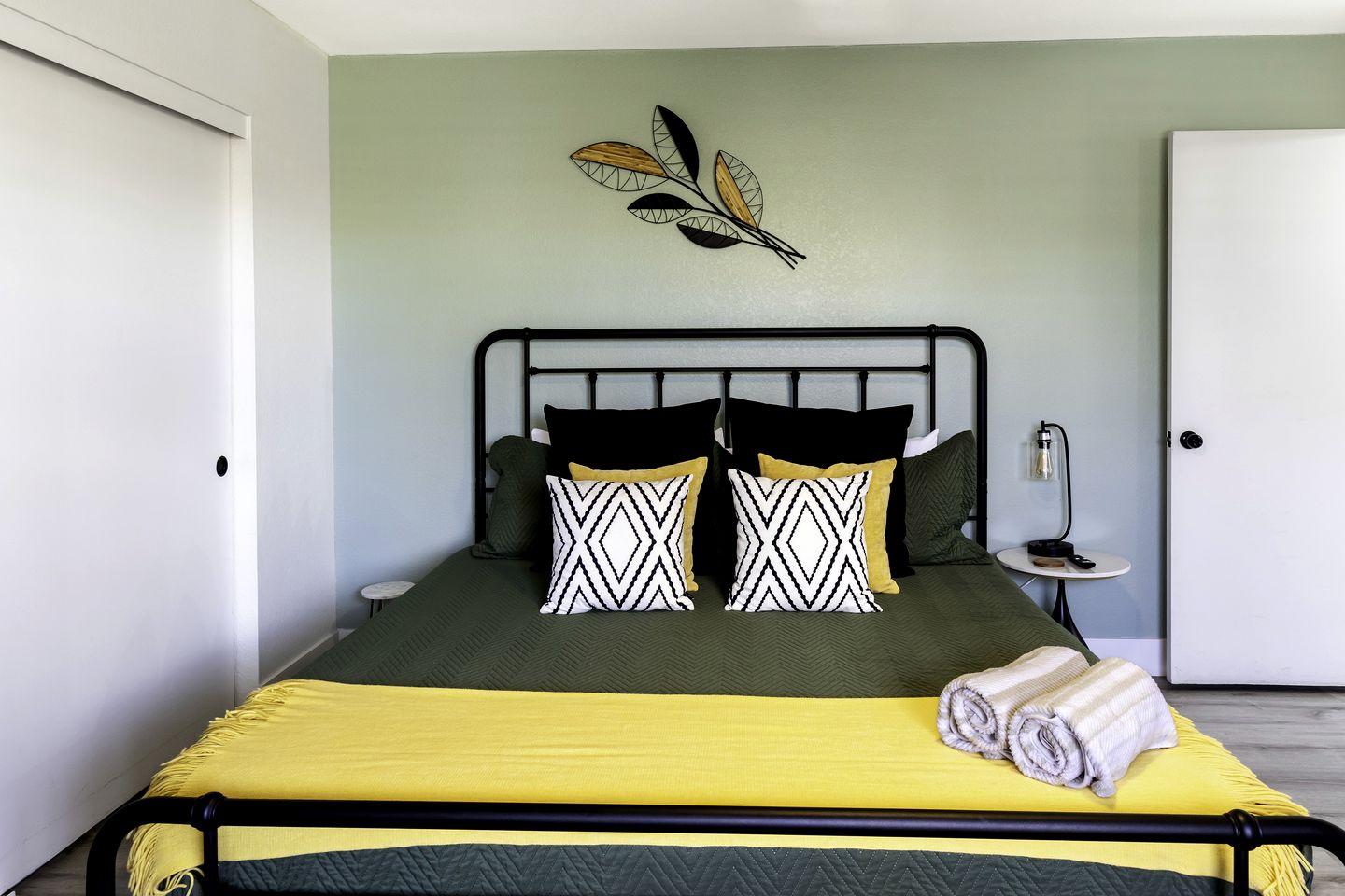 Stunning Cottage with Hot-tub and Fireplace in Yucca Valley, California