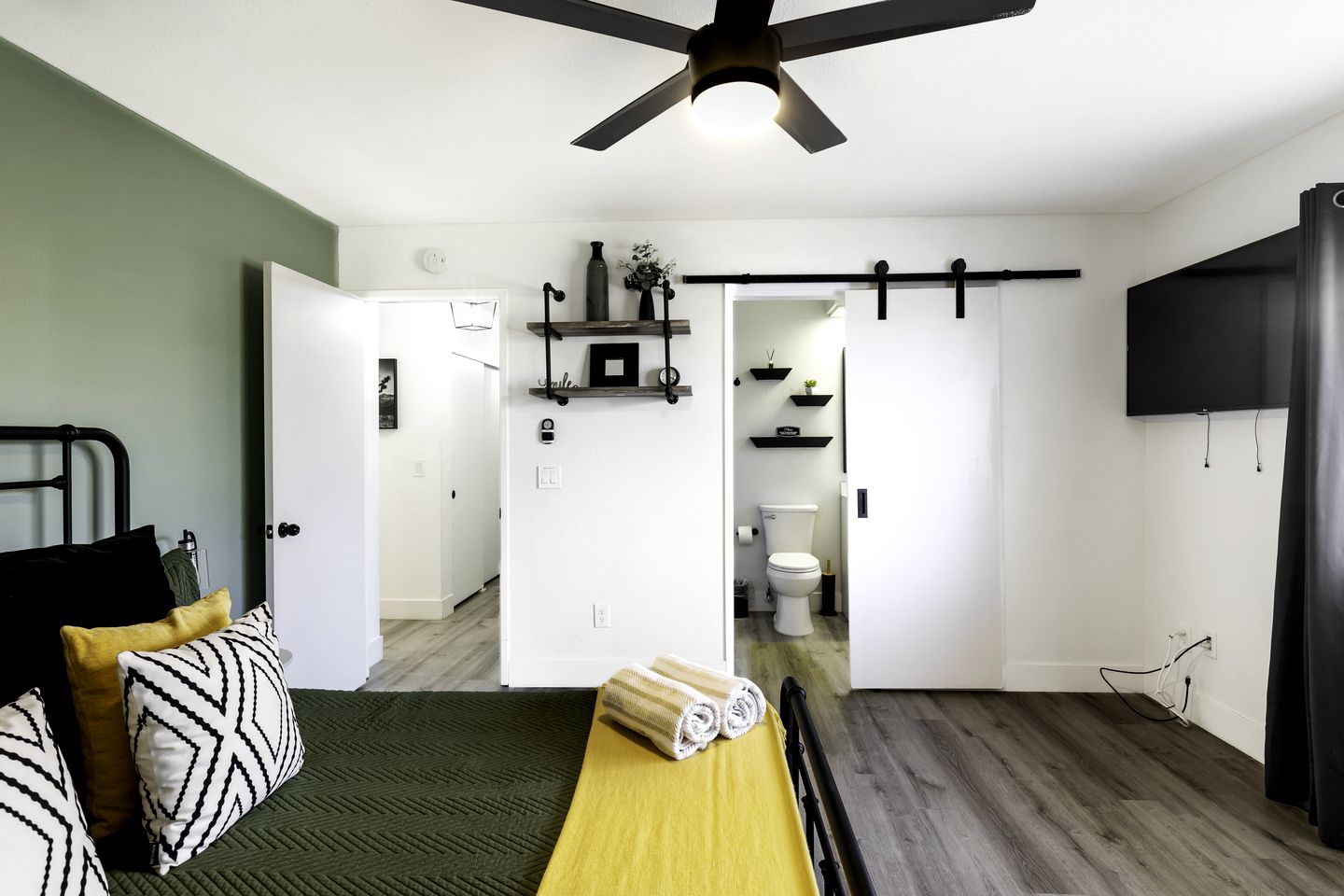 Stunning Cottage with Hot-tub and Fireplace in Yucca Valley, California