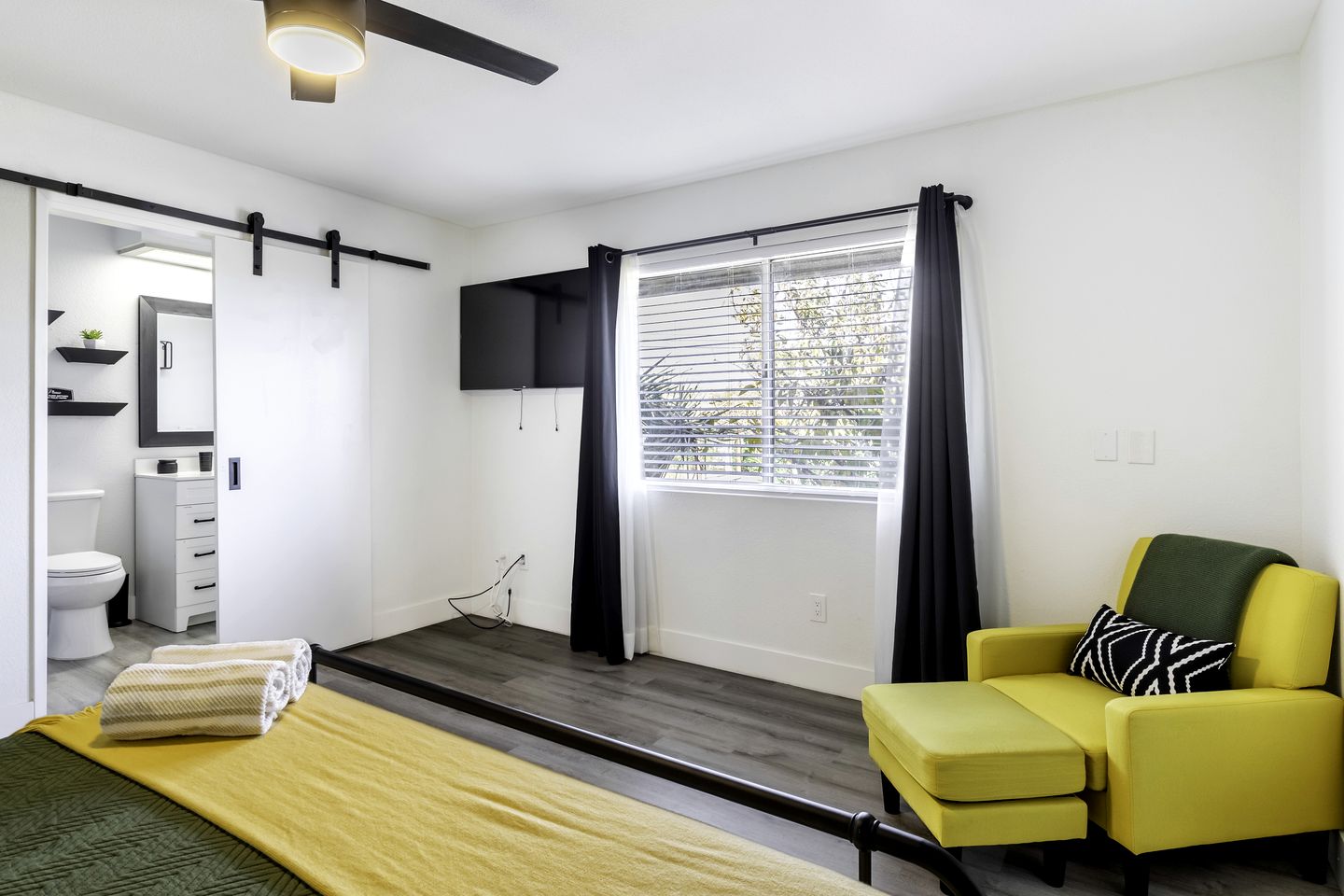 Stunning Cottage with Hot-tub and Fireplace in Yucca Valley, California