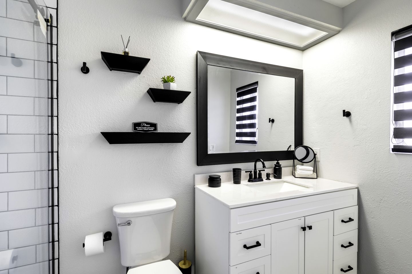 Stunning Cottage with Hot-tub and Fireplace in Yucca Valley, California