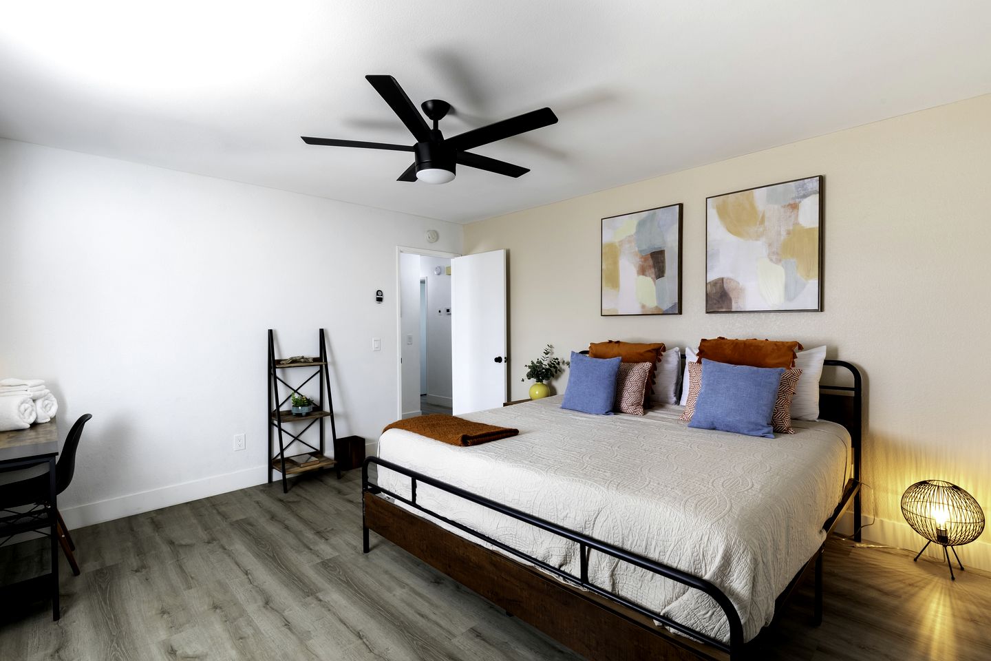 Stunning Cottage with Hot-tub and Fireplace in Yucca Valley, California