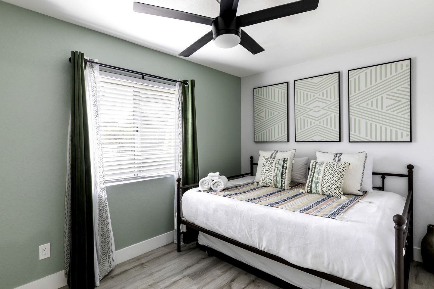 Stunning Cottage with Hot-tub and Fireplace in Yucca Valley, California