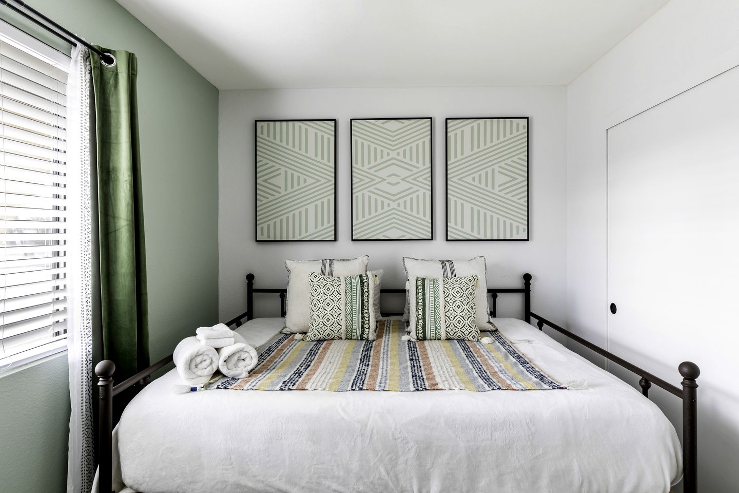 Stunning Cottage with Hot-tub and Fireplace in Yucca Valley, California