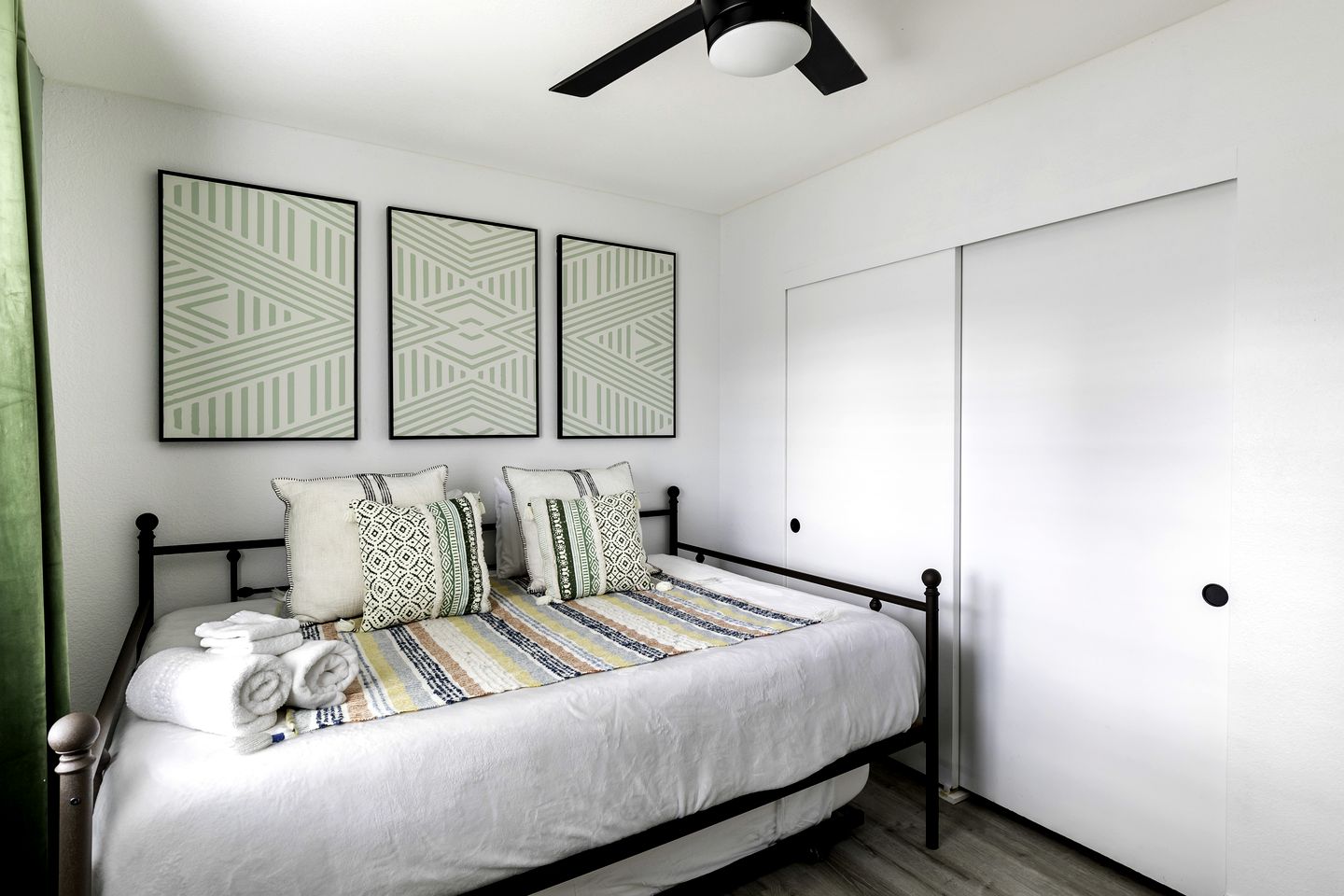 Stunning Cottage with Hot-tub and Fireplace in Yucca Valley, California