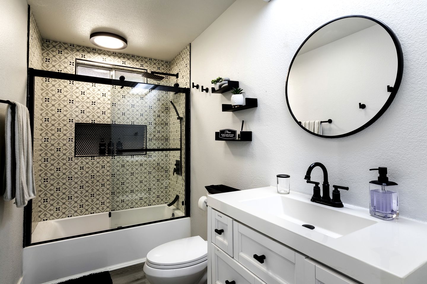 Stunning Cottage with Hot-tub and Fireplace in Yucca Valley, California