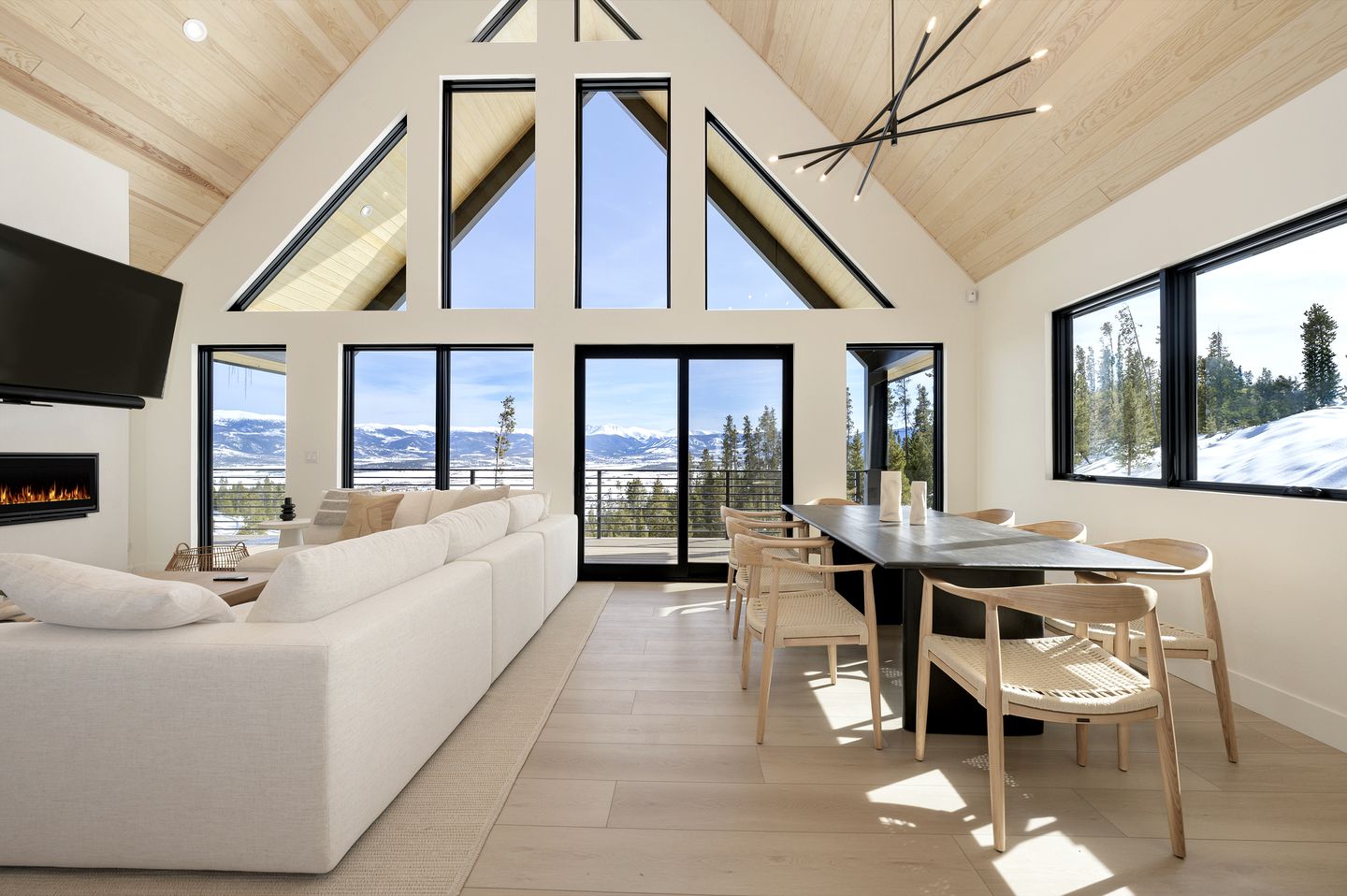 Luxury Villa with Ping-Pong Table and Design Interior in Tabernash, Colorado