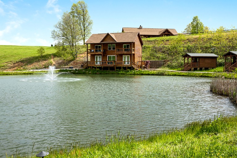 Incredible Waterfront Cabin for a Peaceful Family Getaway near Purlear, North Carolina