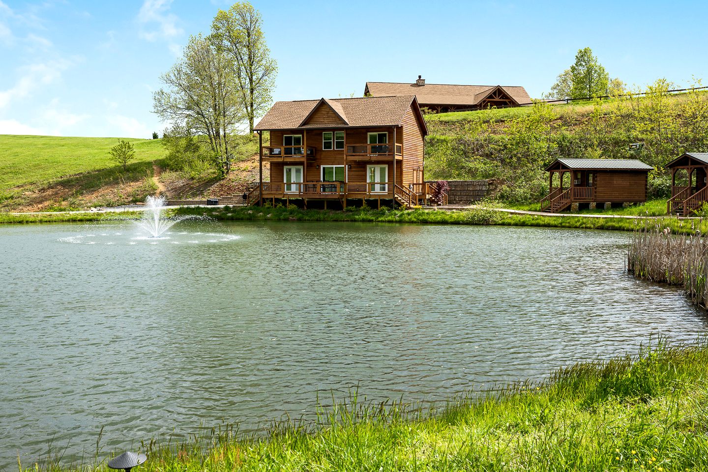 Incredible Waterfront Cabin for a Peaceful Family Getaway near Purlear, North Carolina